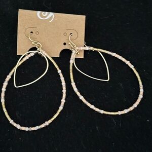 NEW PLUNDER Cream-colored teardrop beaded earrings, dangling style